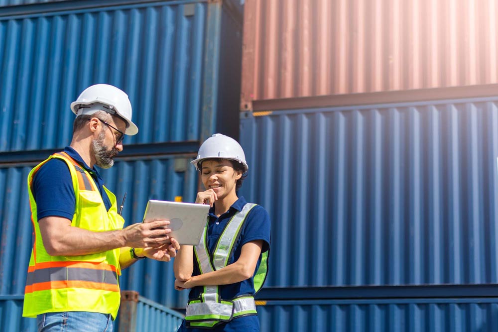 Man och kvinna utanför containers